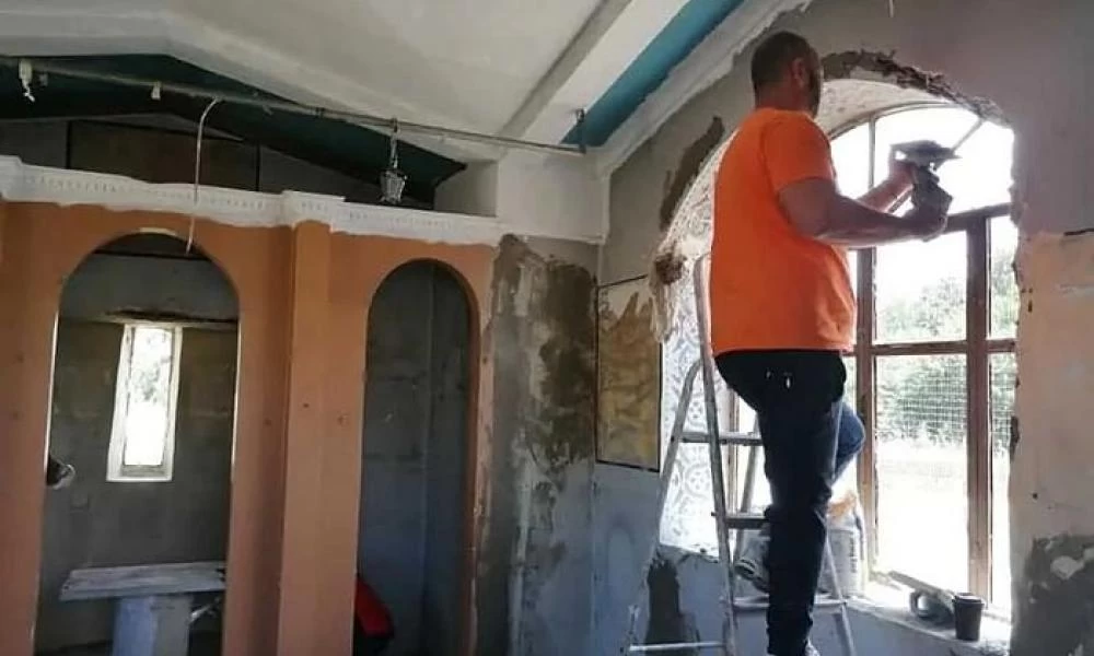 Eθελοντές αποκαθιστούν την εκκλησία στη Λέσβο που κατέστρεψαν μετανάστες